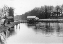 842880 Gezicht op een brug over het Valleikanaal, ter hoogte van Leusden, bij hoog water.